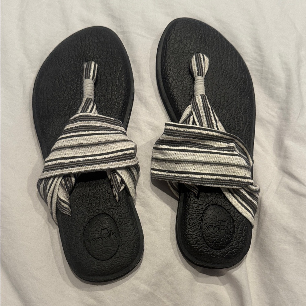 Sanuk Black and White Women's Yoga Sling Soft Top - size 8